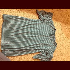 Maternity top with ruffle sleeves